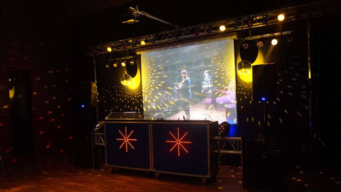 Back to the 70's Discoshow in de Randstad met vintage verlichting.